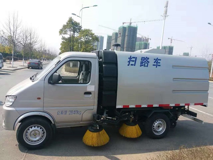 長(zhǎng)安小型道路洗掃車掃路車圖片