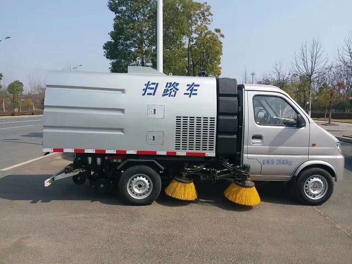 長(zhǎng)安小型道路洗掃車掃路車圖片