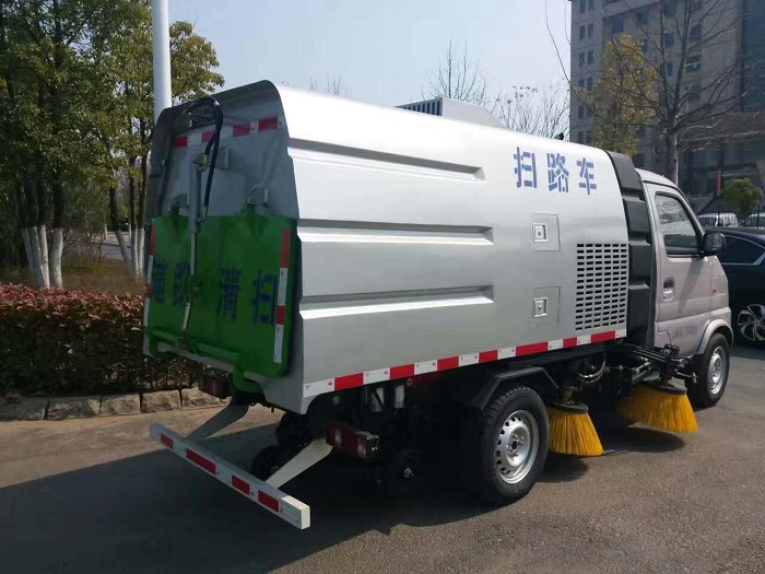 長(zhǎng)安小型道路洗掃車掃路車圖片