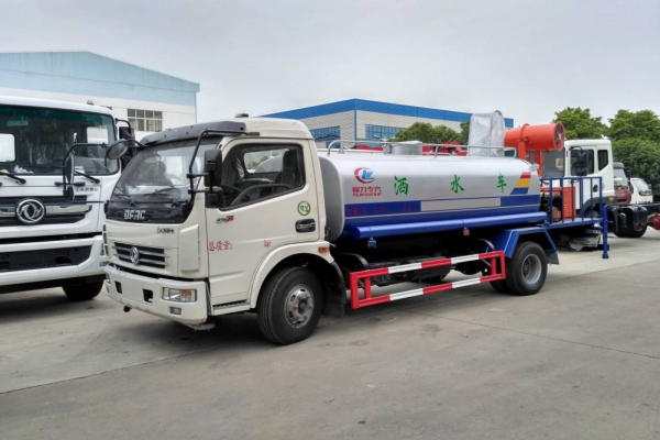 東風(fēng)大多利卡霧炮車(chē)(8噸、30-40米噴霧機(jī))圖片