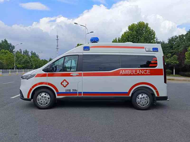 大通V70中軸中頂救護(hù)車圖片